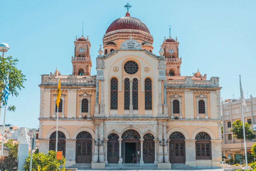 um grande edifício com teto em forma de cúpula
