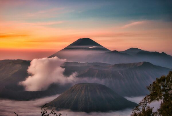 montagne enneigée au coucher du soleil