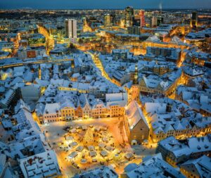 uma vista aérea de uma cidade nevada à noite