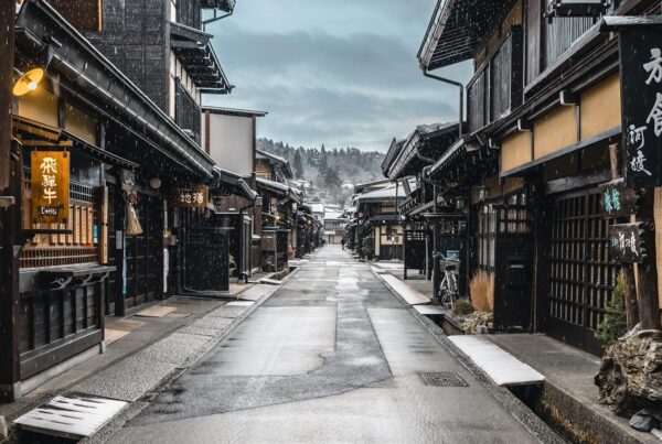 Eine enge Straße in einer asiatischen Stadt mit Schnee auf dem Boden