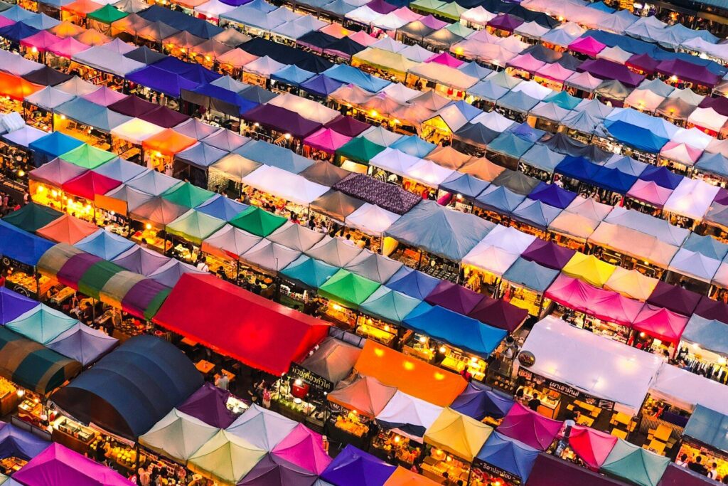 Fotografia aérea de uma tenda colorida