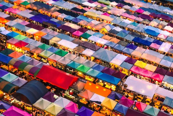 photographie aérienne d'une tente colorée