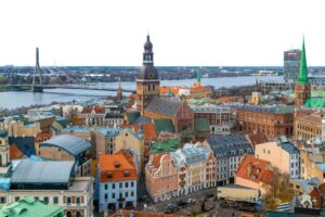 uma cidade com muitos edifícios