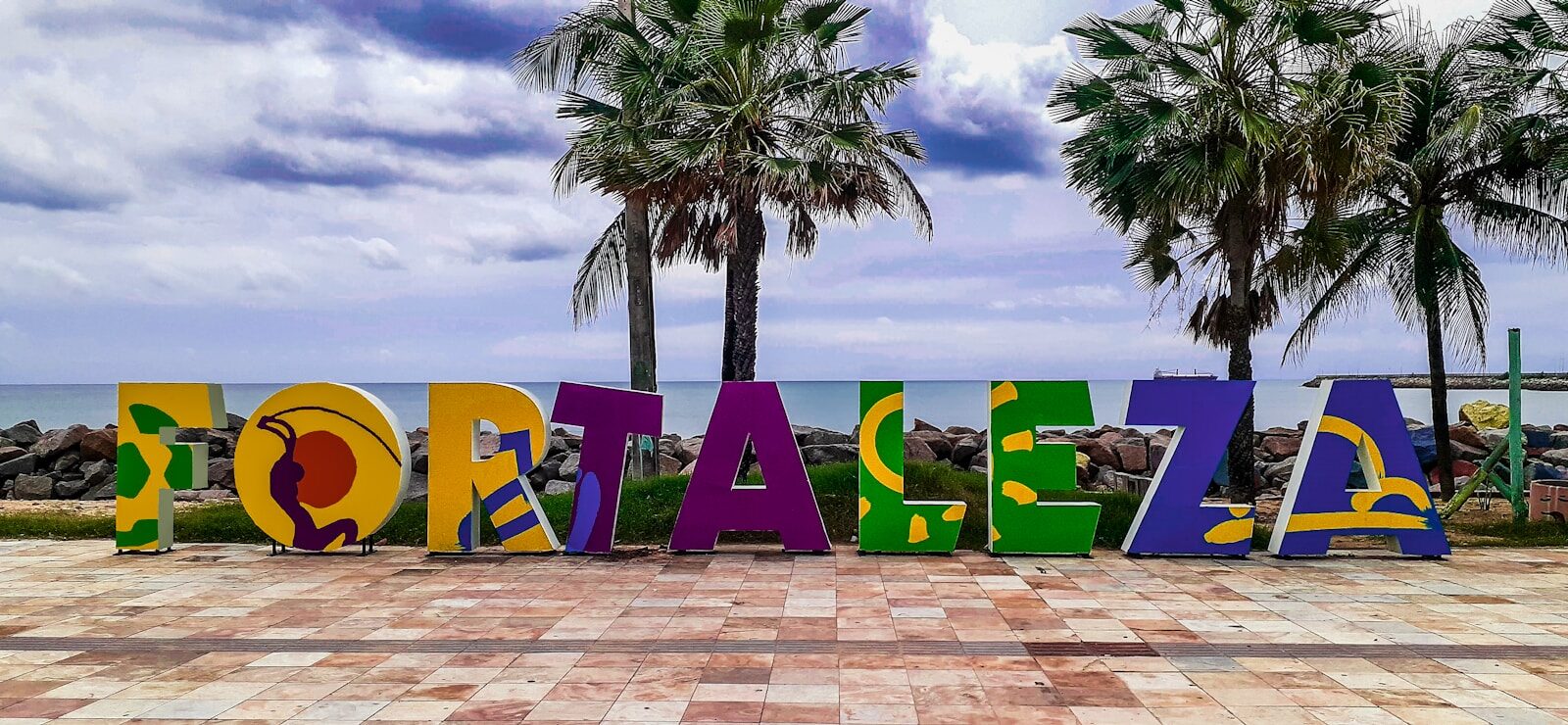 des personnes assises sur des chaises vertes près de la plage en journée