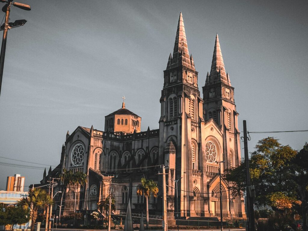 edifício de concreto marrom e branco