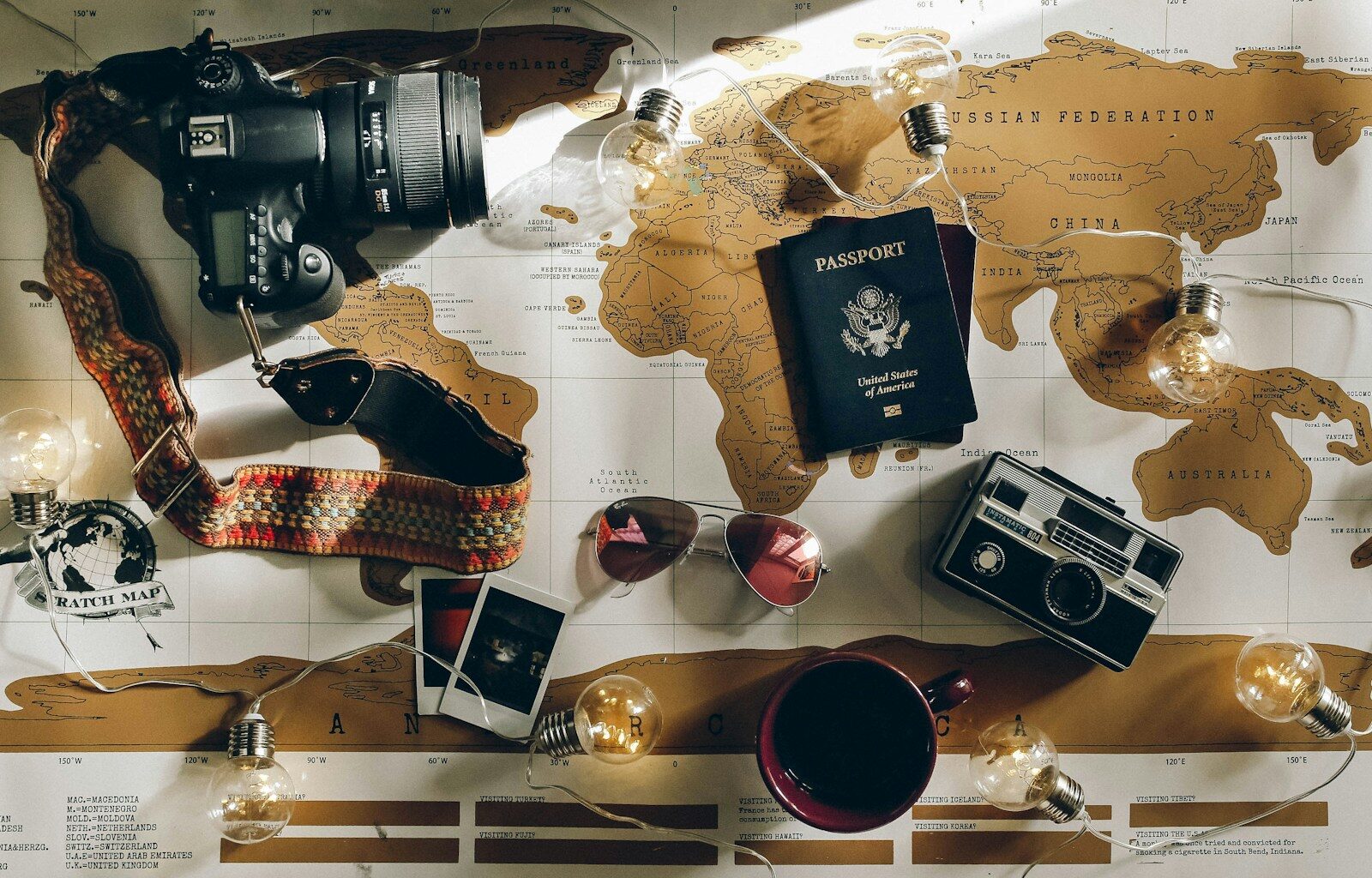 Câmera DSLR preta perto do passaporte