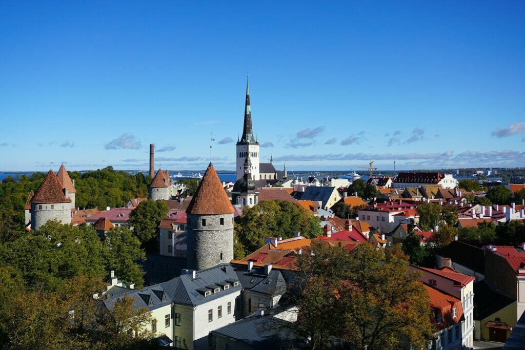 Vista de uma cidade com a torre de uma igreja