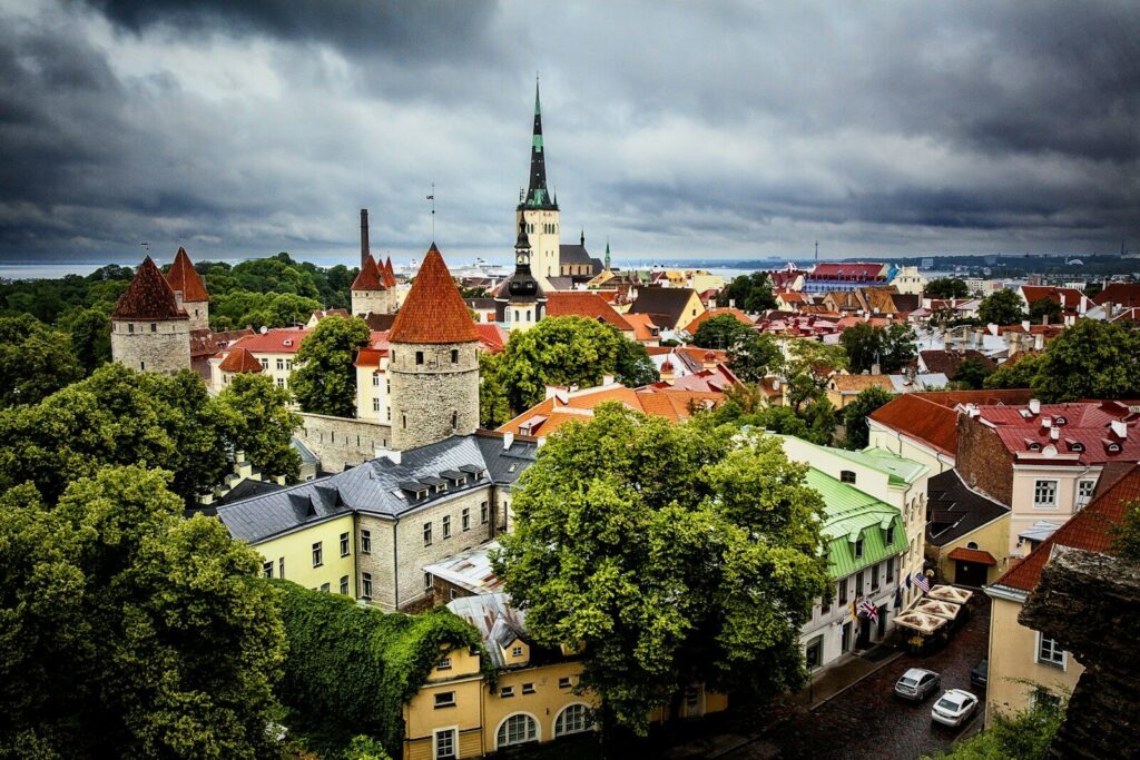 Fotografia aérea de casas em Tallinn, na Estônia, durante o dia