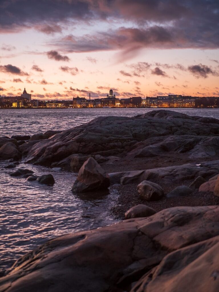Rochas cinzentas na costa do mar durante o pôr do sol