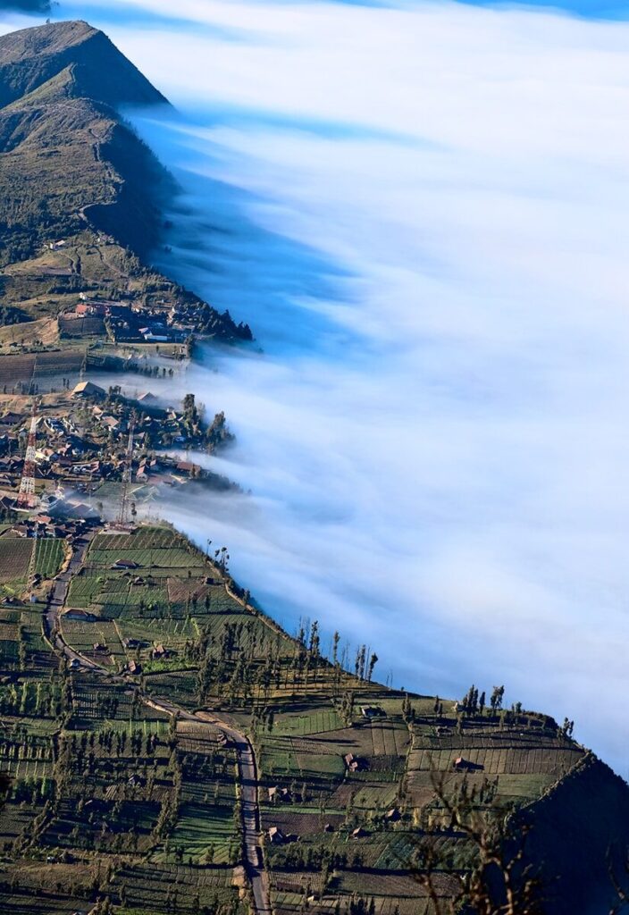 montanhas verdes cobertas de neblina