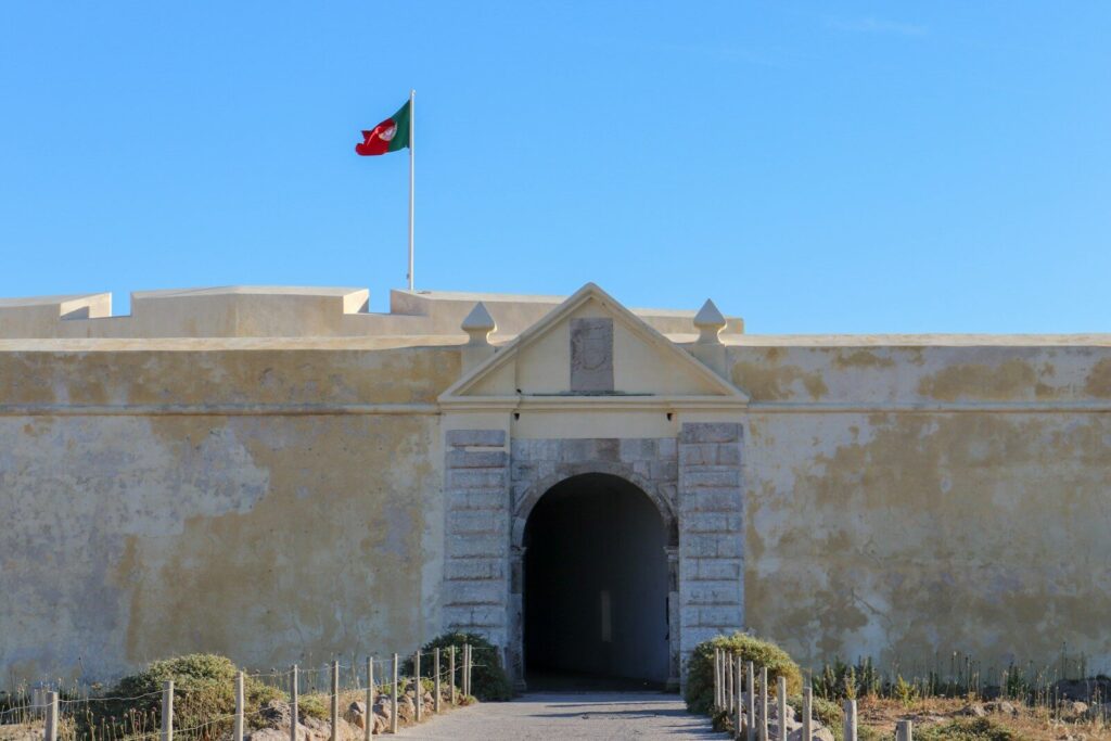 Prédio de concreto marrom com a bandeira dos EUA durante o dia