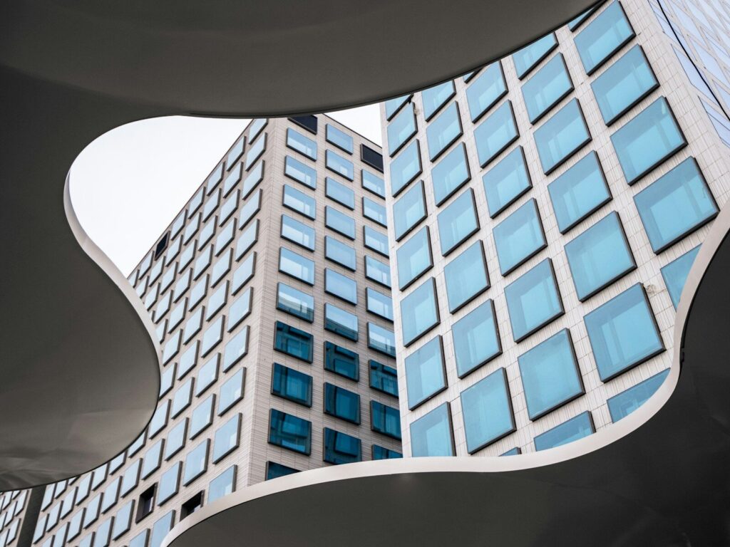 edifício de concreto branco e marrom