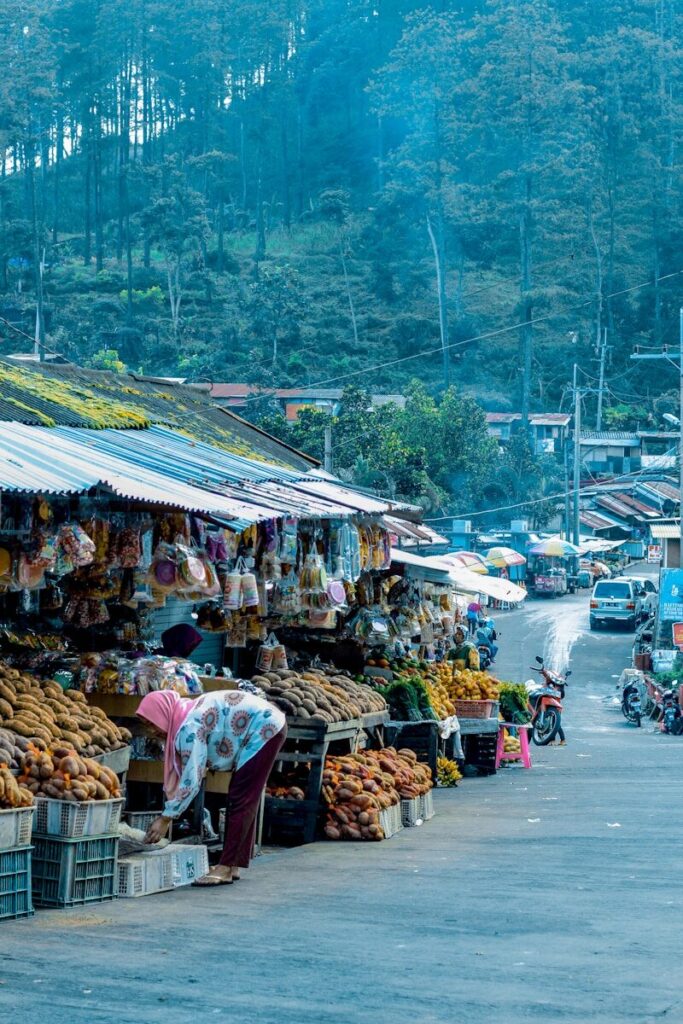 Frutas expostas à beira da estrada durante o dia