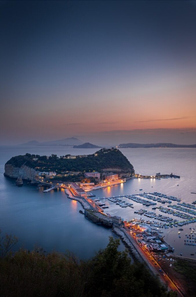 Vista noturna de uma marina com barcos
