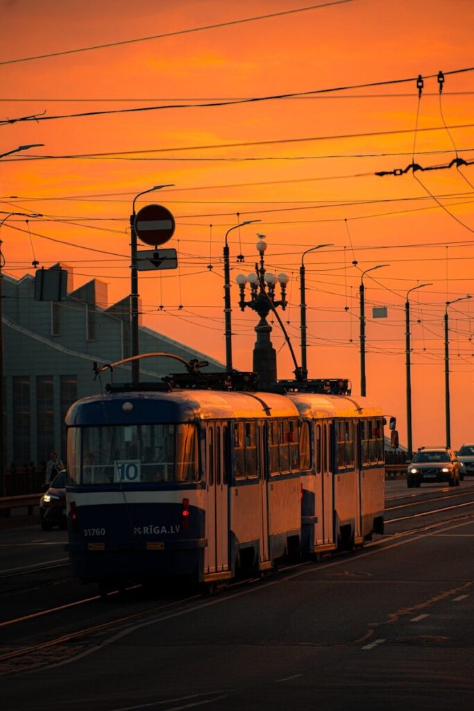 um bonde em uma rua da cidade ao pôr do sol