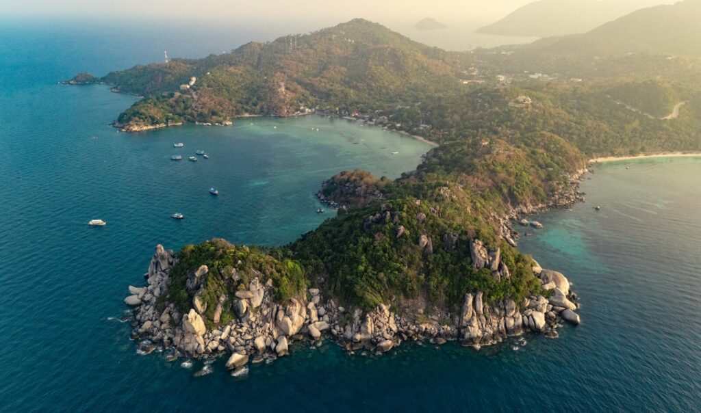 uma vista aérea de uma pequena ilha no meio do oceano