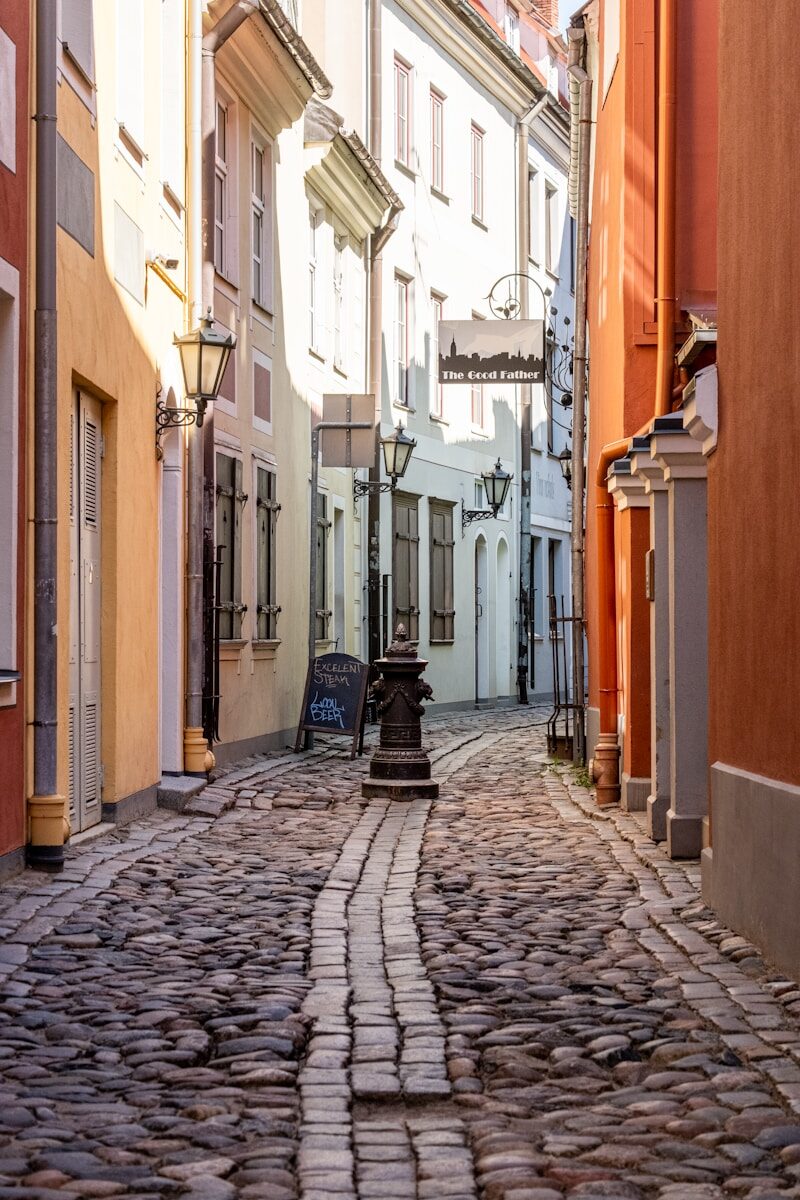 Uma rua tranquila de paralelepípedos numa cidade europeia