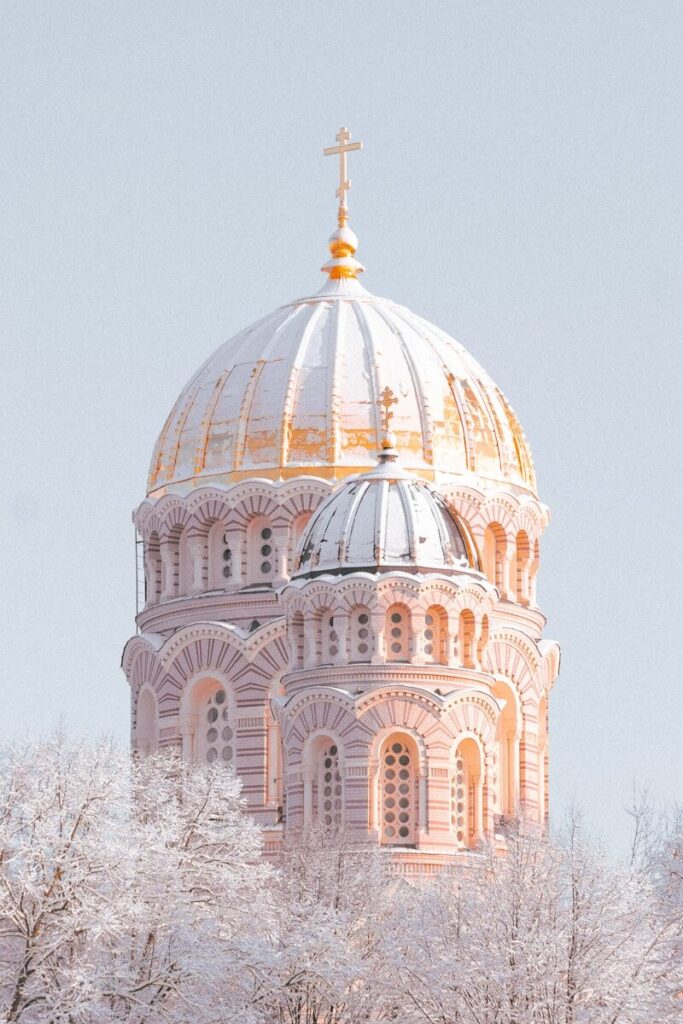 um grande edifício com uma cruz no topo