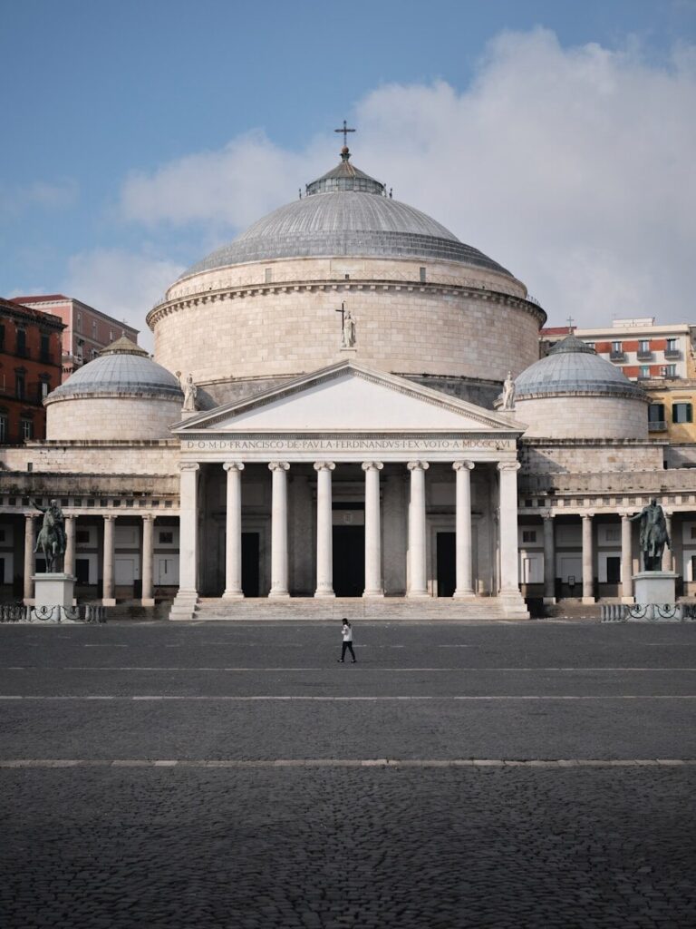 um grande edifício com colunas e uma cúpula