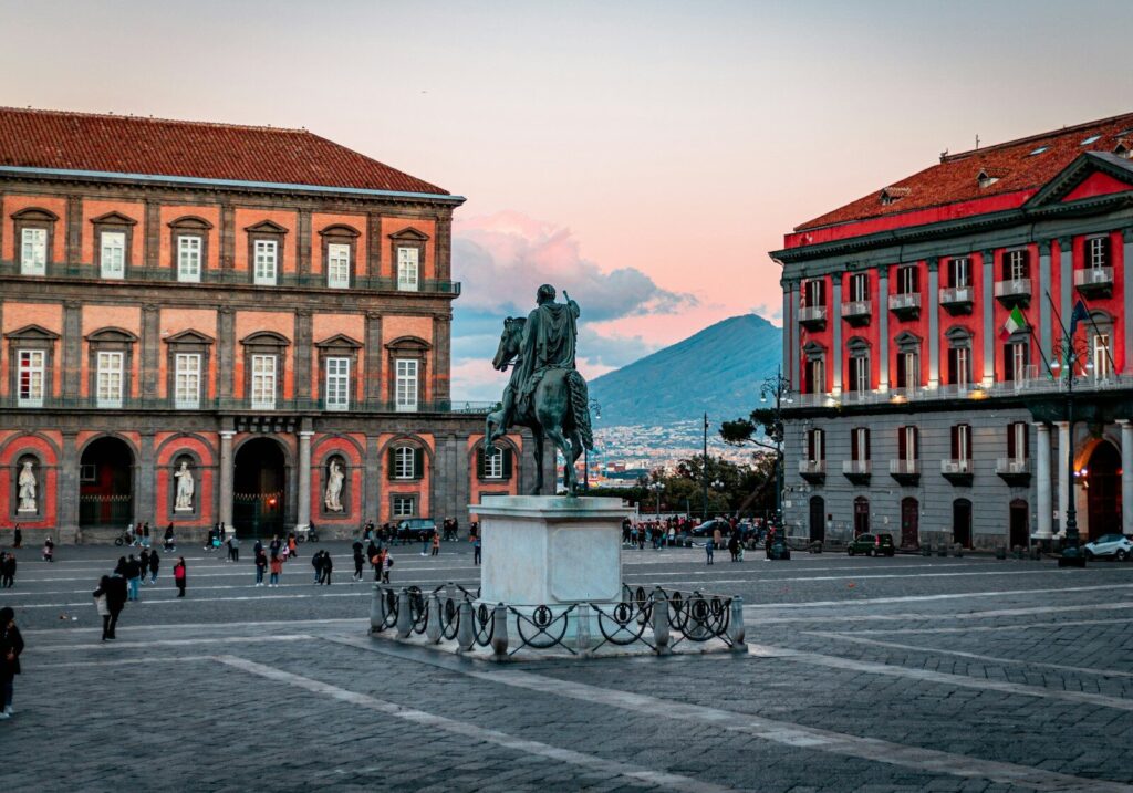 uma estátua de um homem a cavalo em uma praça