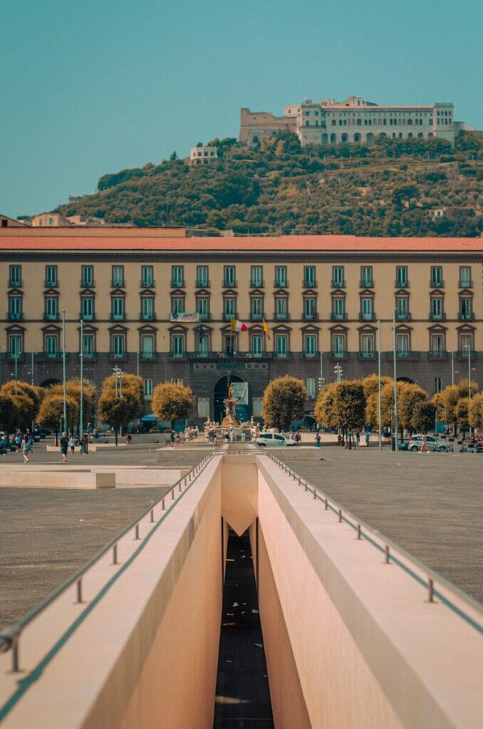 Um grande edifício com uma colina ao fundo