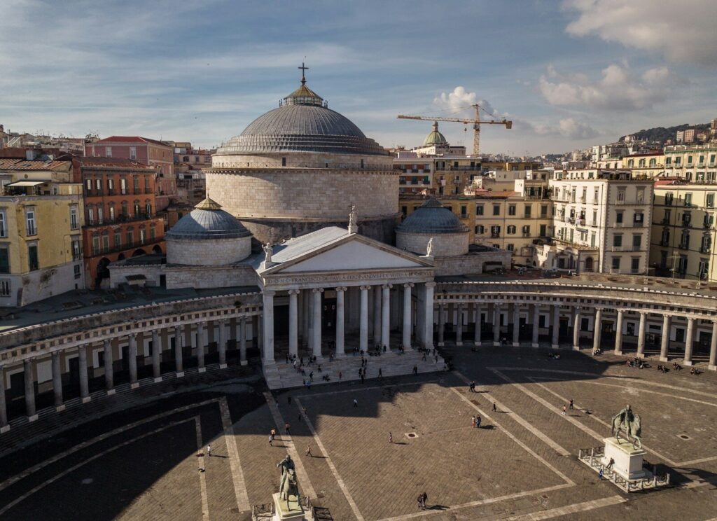 uma vista aérea de um grande edifício com uma cúpula