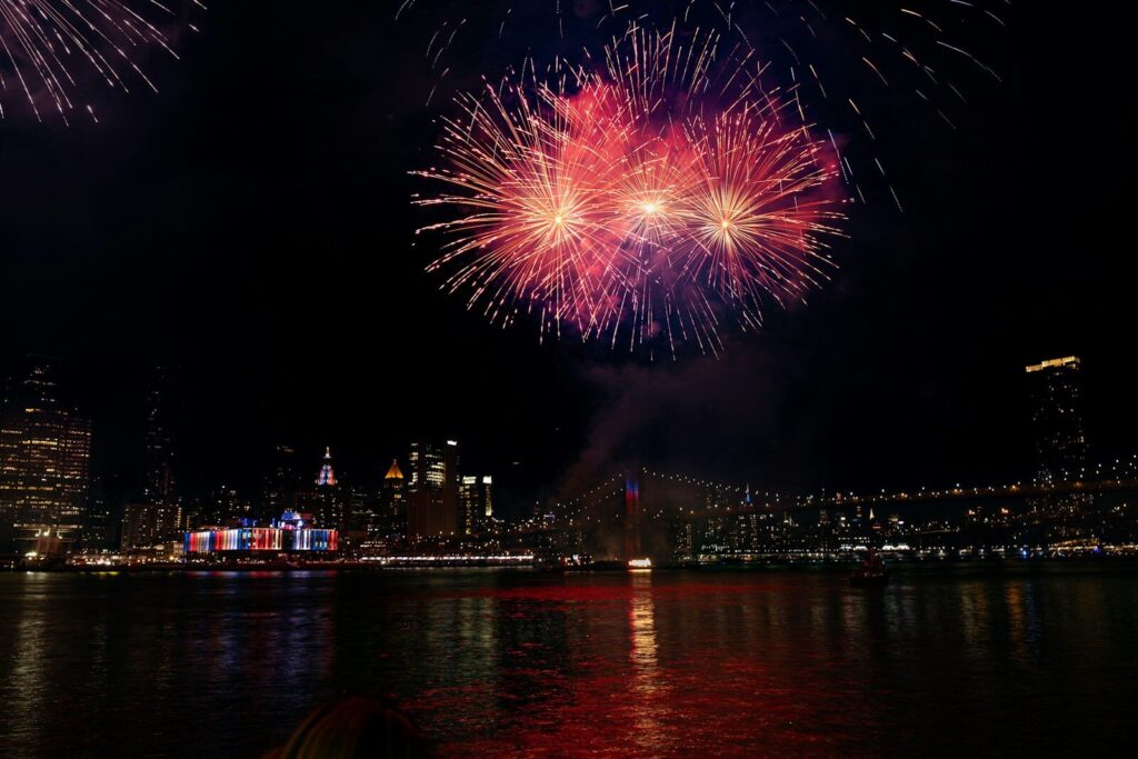 Fogos de artifício iluminam o horizonte da cidade