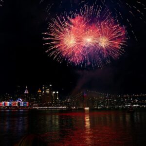 Fogos de artifício iluminam o horizonte da cidade